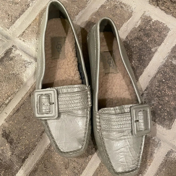 UGG Silver Leather Shearling Lined Loafer/Driving  Shoes Size 6 - Picture 2 of 5